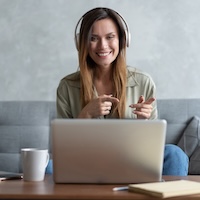 Pessoa usando laptop